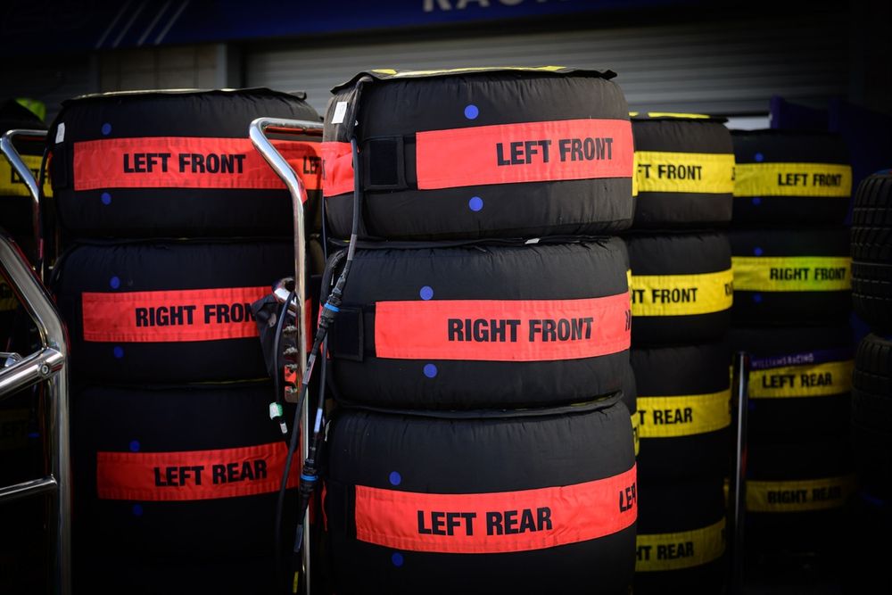 images-mgl-YW7xg5yY-s1000-pirelli-soft-and-medium-tyres