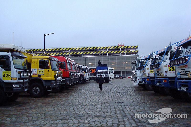 static-img-mgl-700000-770000-778000-778900-778937-s1000-dakar-dakar-2008-trucks-at-scrutineering
