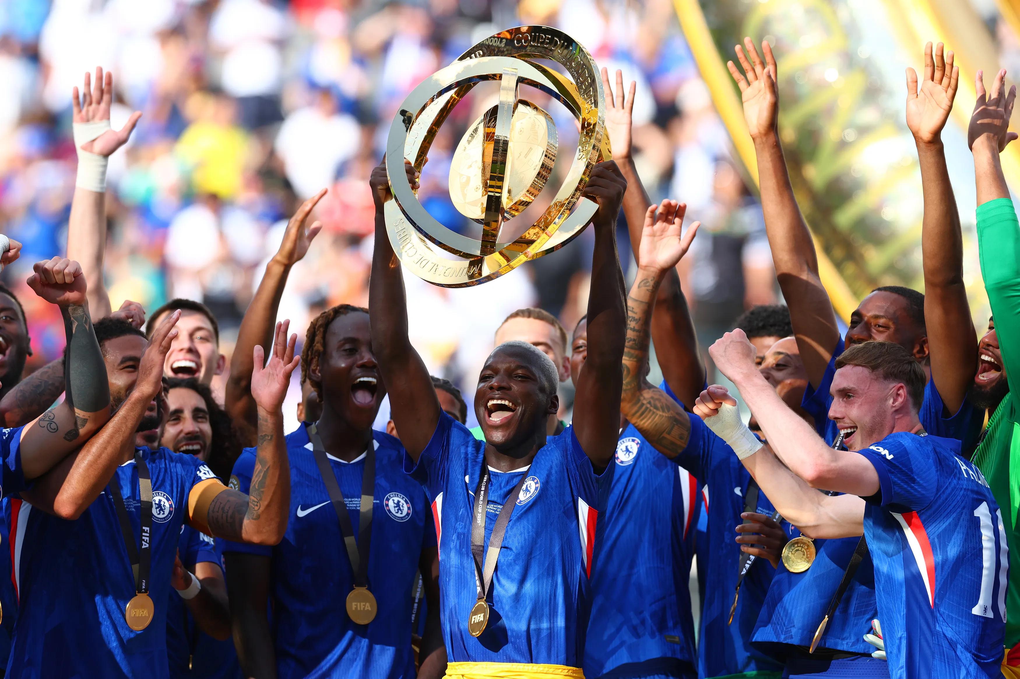 transform-354c7c97-ca6f-4849-b900-5a1fb965011d-Moises-Caicedo-and-Chelsea-teammates-with-the-Club-World-Cup-trophy