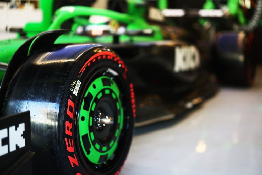 images-mgl-6DGq3LJY-s1000-pirelli-tyre-detail