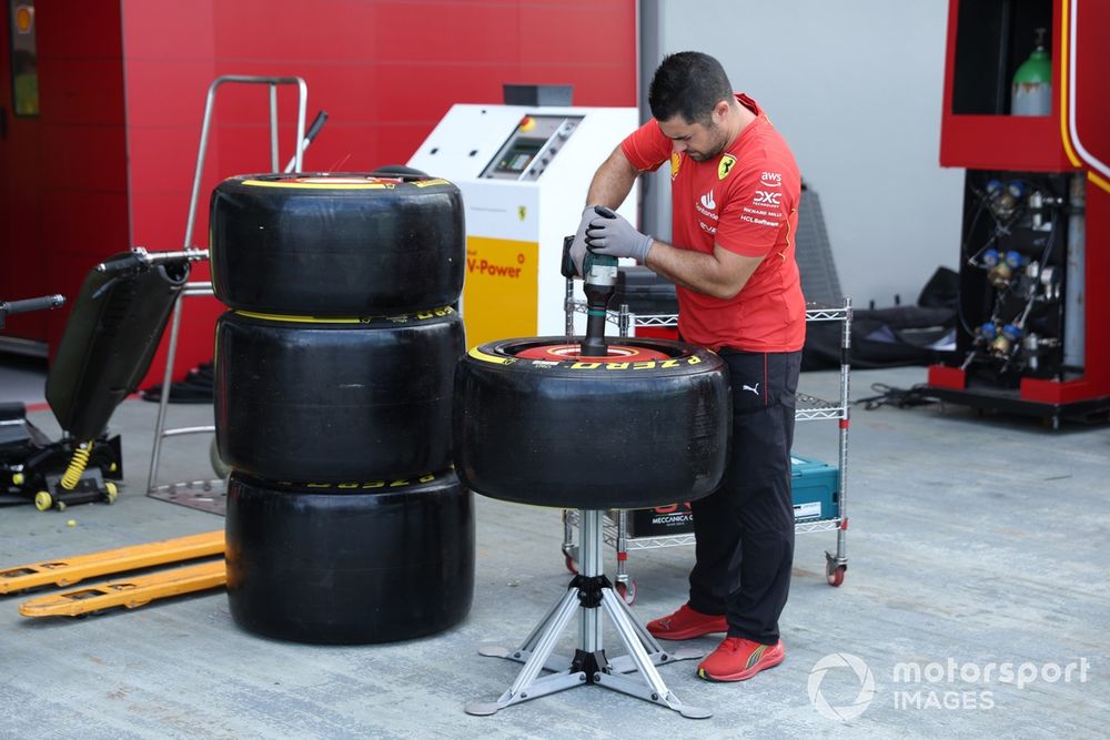 images-mgl-63vznd8Y-s1000-a-scuderia-ferrari-mechanic-wo