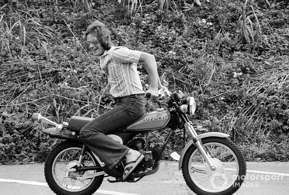 images-mgl-YXR3A3d0-s1000-barry-sheene-1976-500cc-motorc