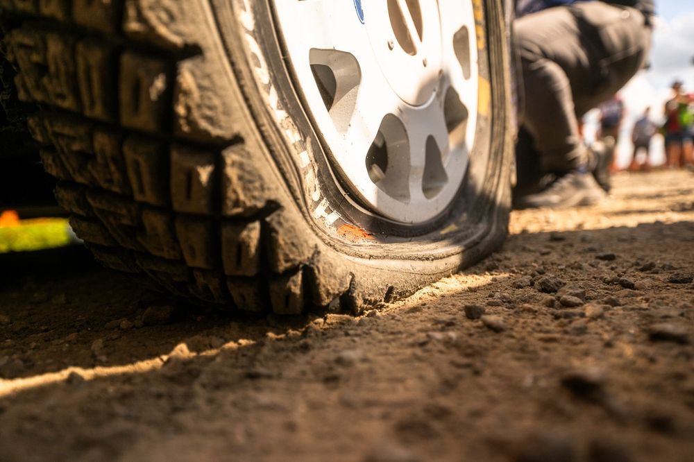 images-mgl-YW78zkyY-s1000-flat-tyre