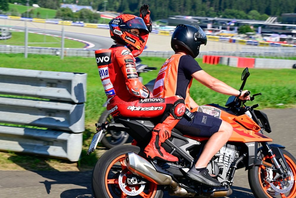 images-mgl-2GzXGrK0-s1000-marc-marquez-ducati-team