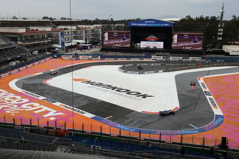 images-mgl-01WmDoxY-s1000-atmosphere-in-the-stadium