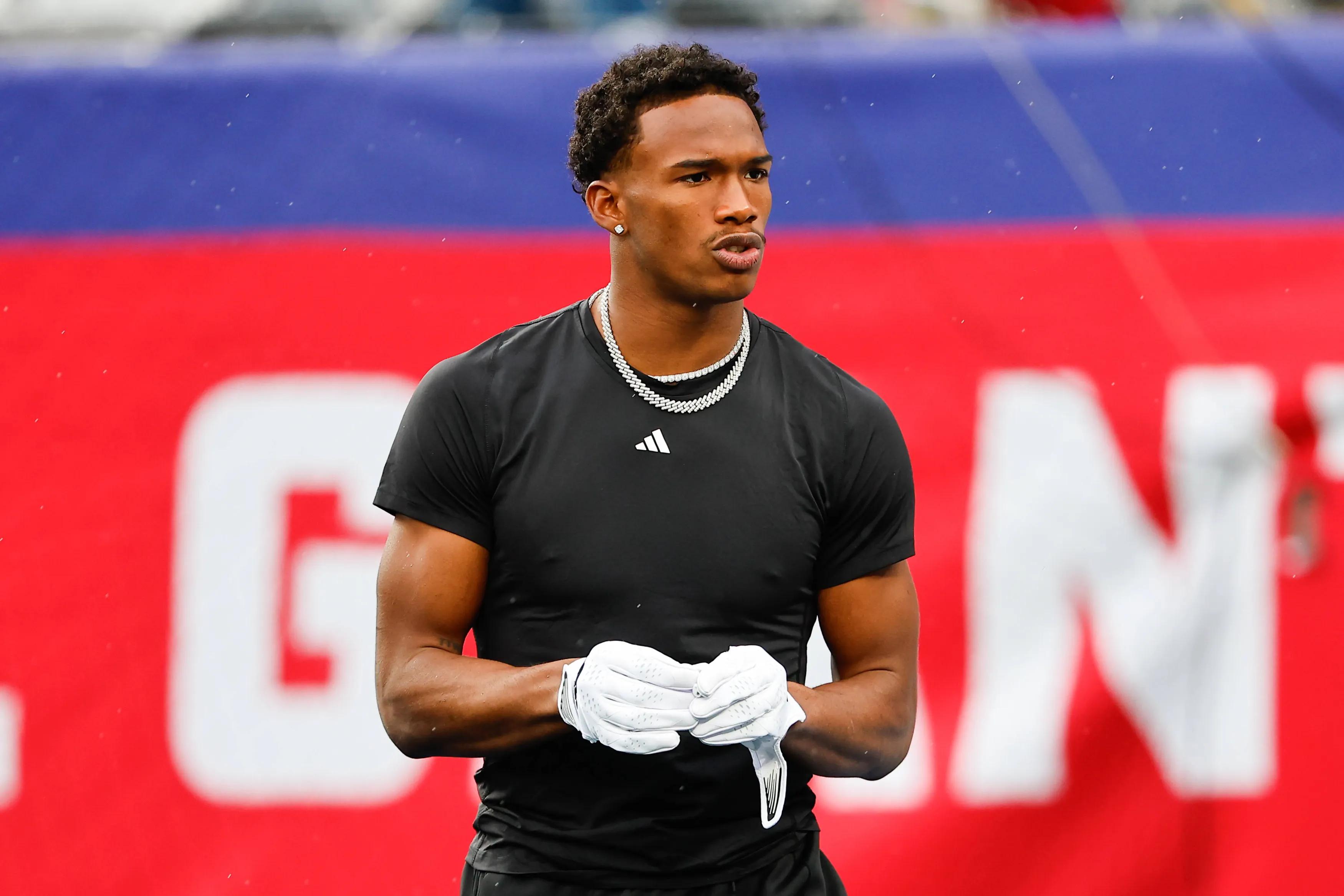 transform-688f4ef7-687e-45e4-9528-a12c89307b91-EAST-RUTHERFORD-NJ-OCTOBER-29-Garrett-Wilson-17-of-the-New-York-Jets-warms-up-on-the-field-prior-to-the-game-again