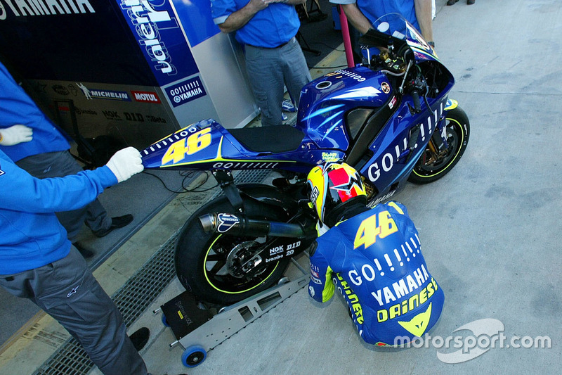 images-mgl-YEXWnGD2-s8-motogp-south-african-gp-2004-valentino-rossi