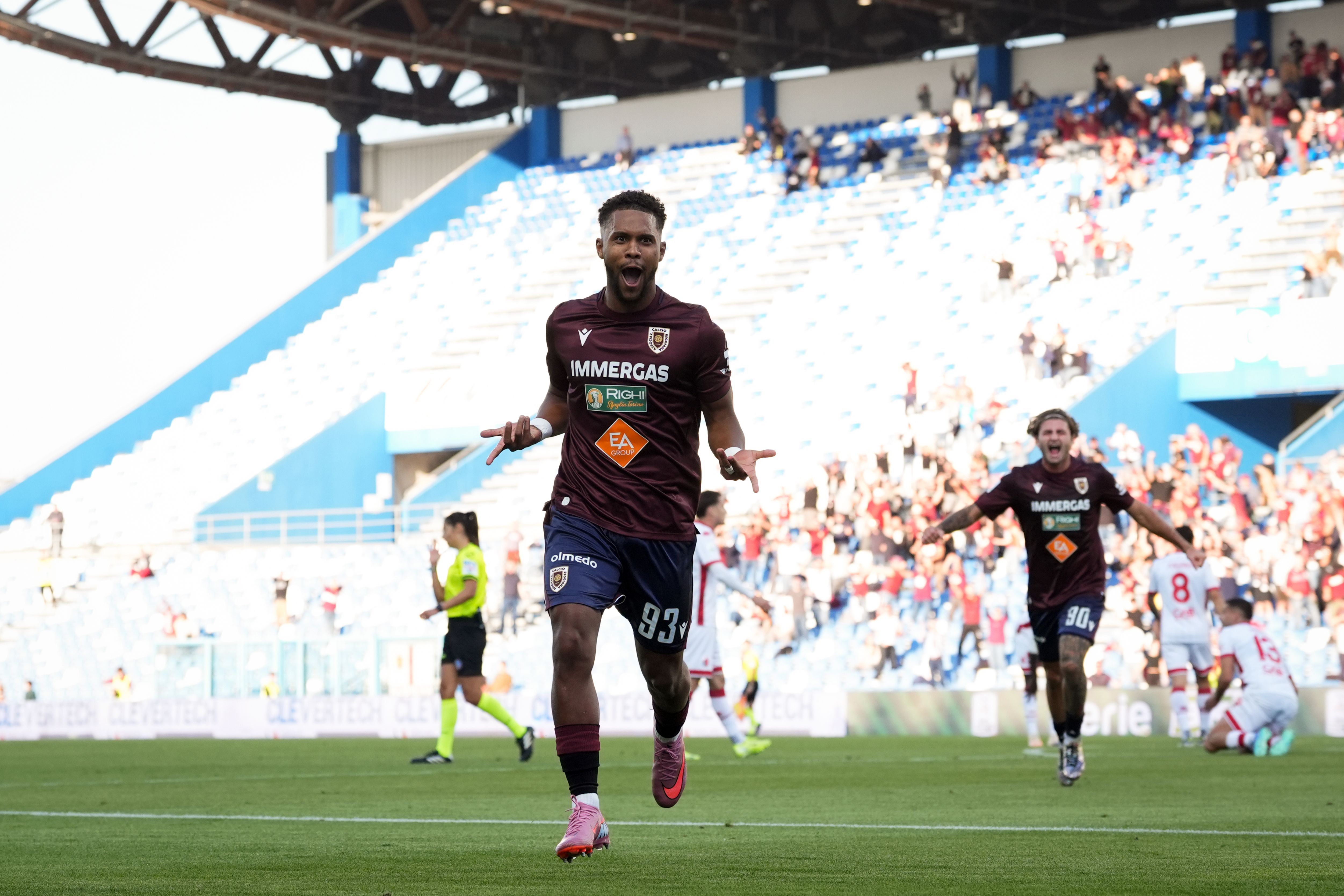 images-v3-blt4a3b32d39683def9-23774653_large