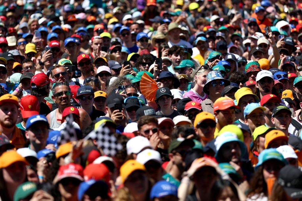images-mgl-6b7dVwr0-s1000-a-sea-of-fans-gathered-at-the-