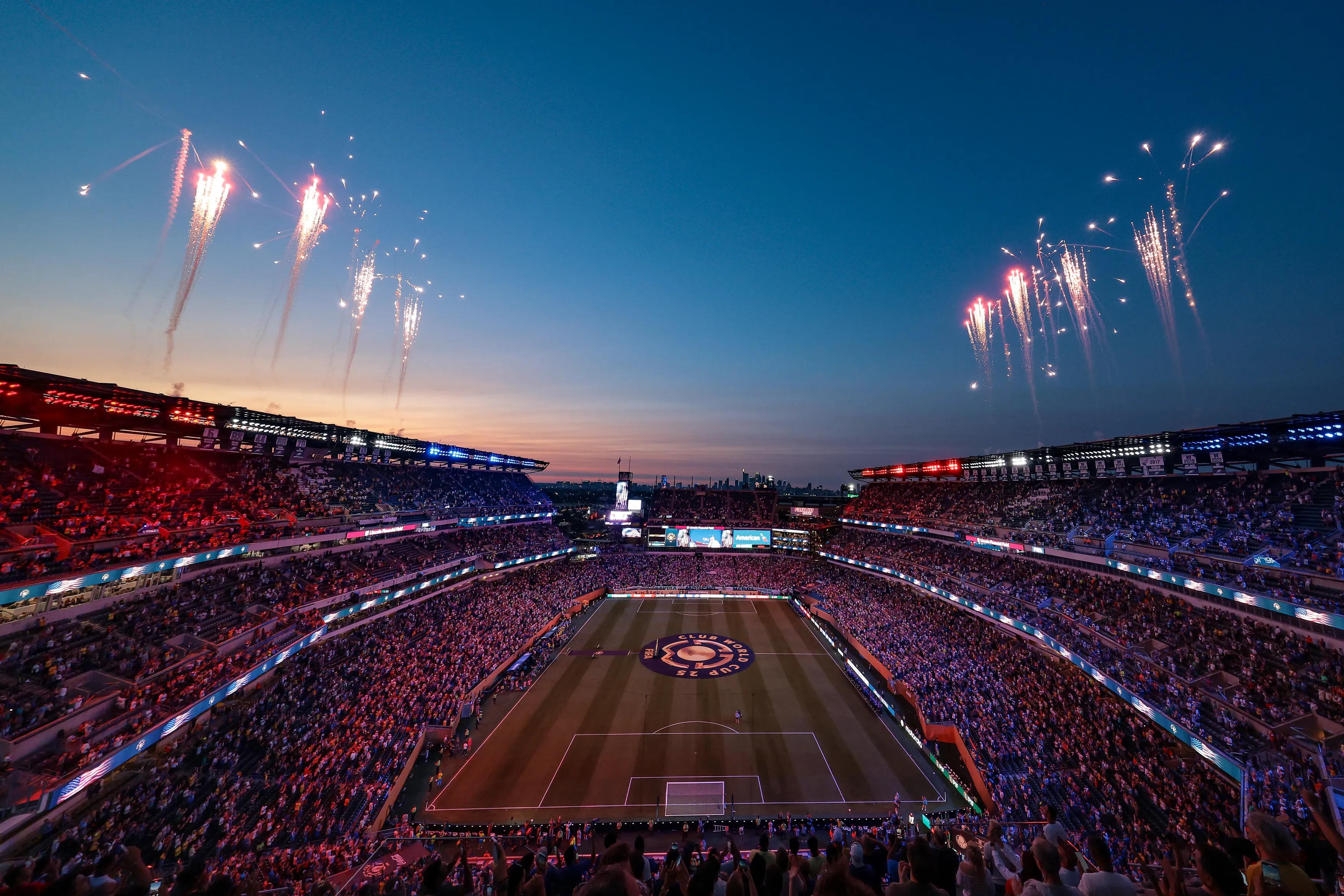 transform-cfac4d9d-d4e6-4d2d-97bb-591dfd9328a1-Fireworks-on-July4th-during-the-FIFA-Club-World-Cup